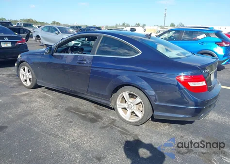 2013 Mercedes-Benz C 250 z USA, uszkodzony, nr VIN WDDGJ4HB7DF976214